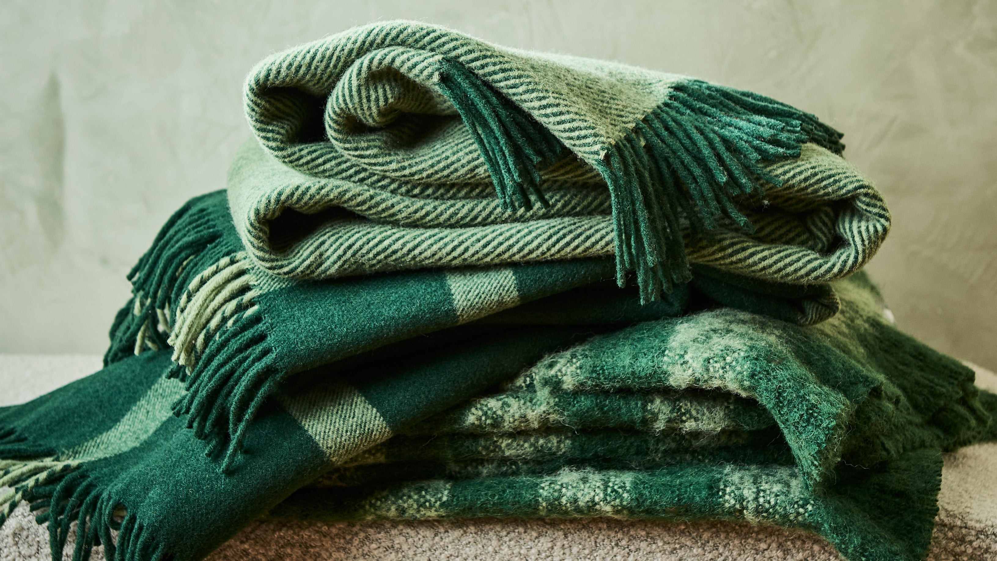 4 Different Ways to Style a Throw Blanket