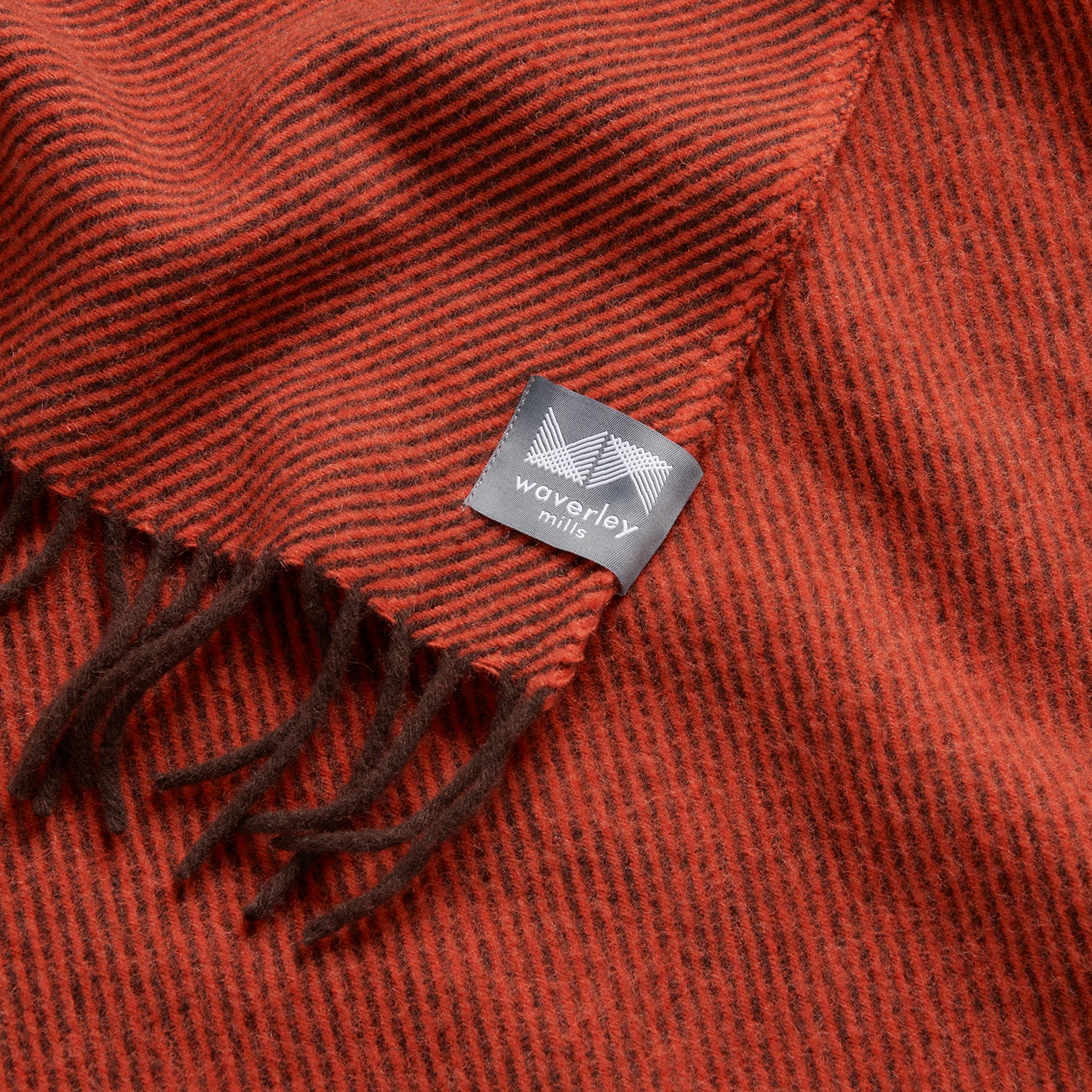 A close up of the diagonal throw in umber showing the contrast weave.